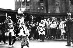 昭和28年に行われた新宿まつりの仮装パレード